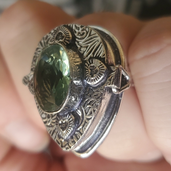 New Tsavorite 925 Silver Hearts Poison Ring. - Picture 6 of 16